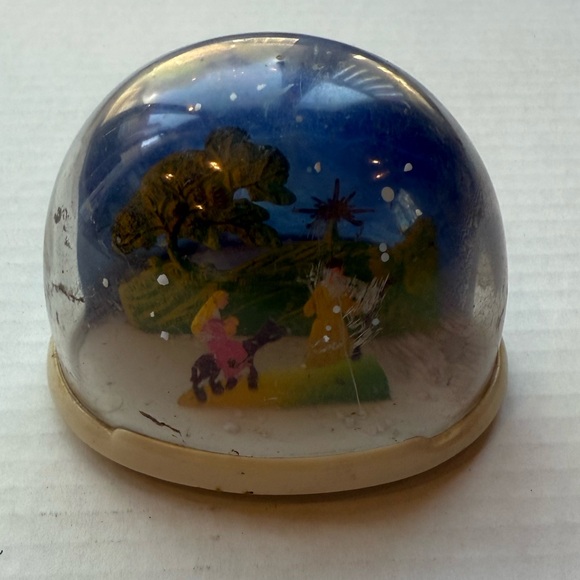 Vintage Nativity Snow Globe (2.75" x 2.125" x 2.125" tall) - Picture 3 of 8